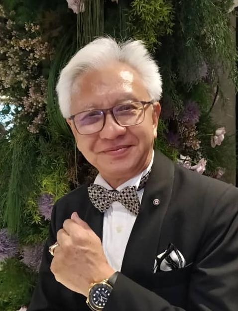 Past District Governor Leslie Salahuddin